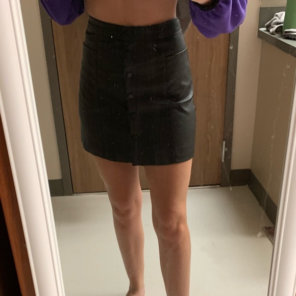 Black leather skirt - Picture 4 of 4